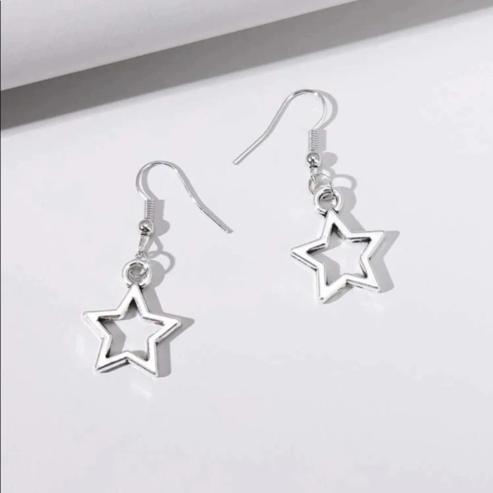 ๐๏ธ Star charm drop earrings - Picture 1 of 3